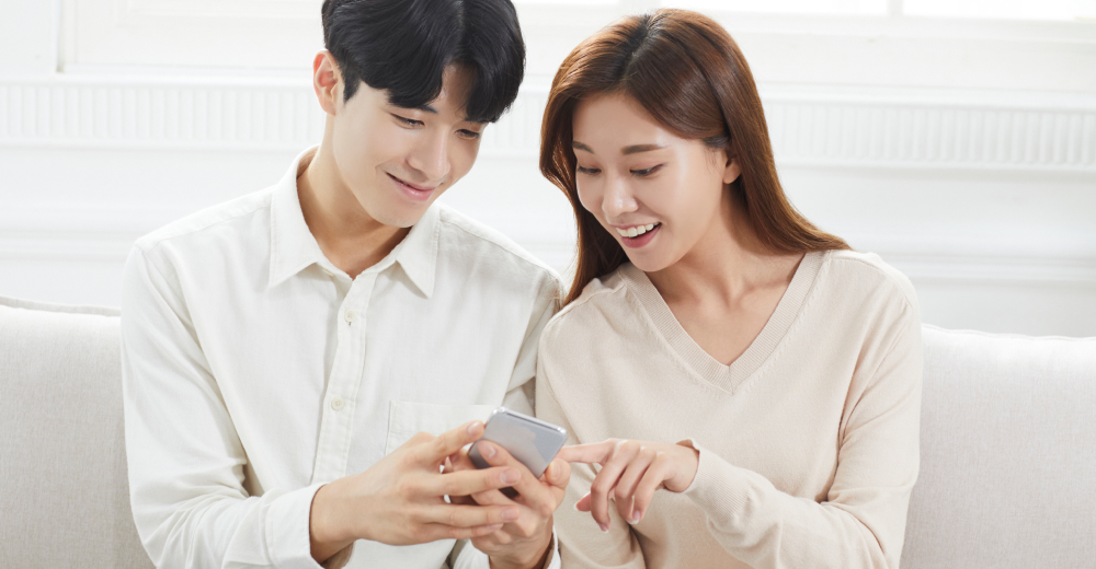 핸드폰을 보고 있는 남녀 이미지